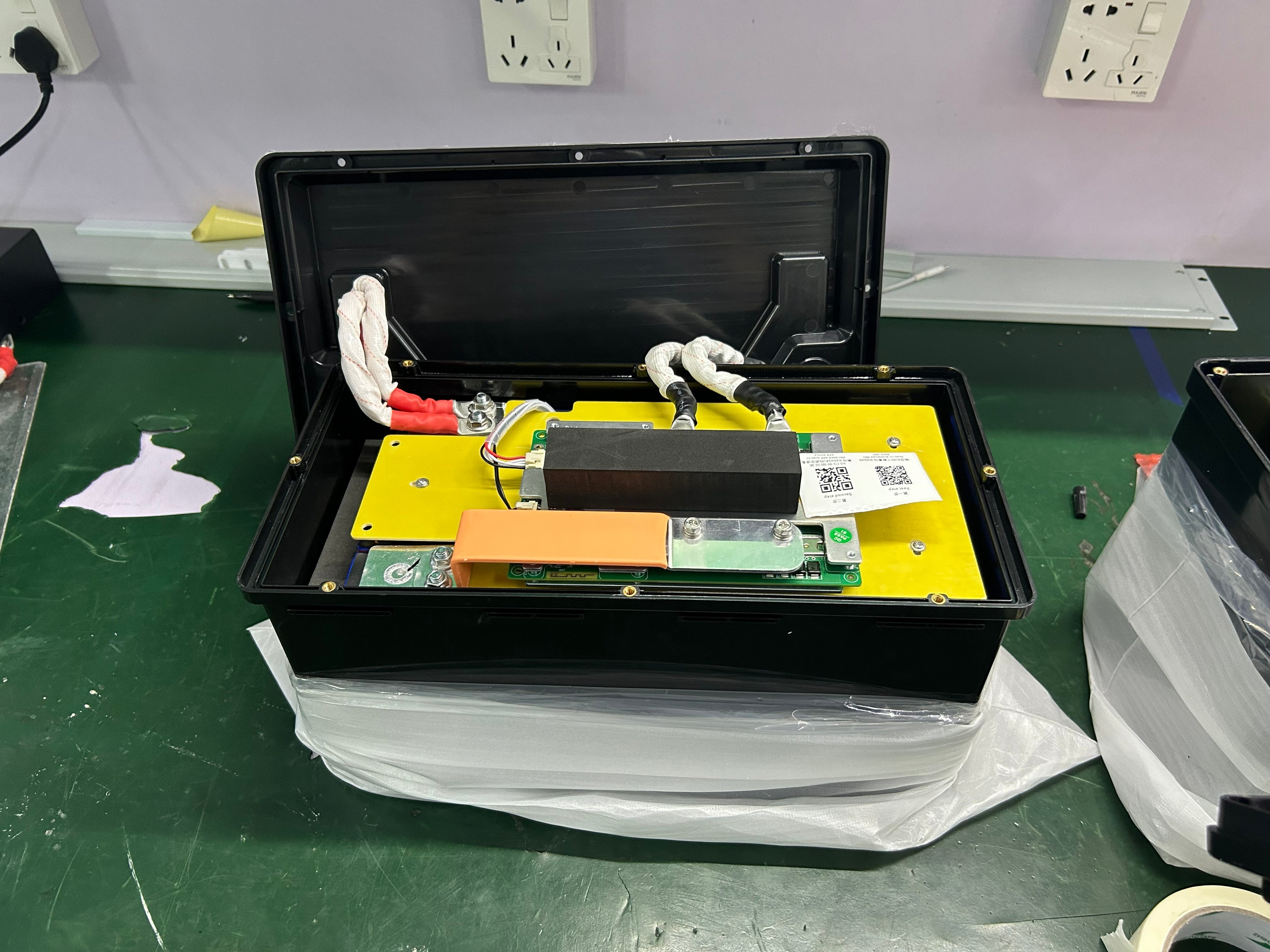 JU-12200 LiFePO₄ 12V Akku – 200Ah Lithium-Batterie mit Victron-Kommunikation, Zugriffsschutz