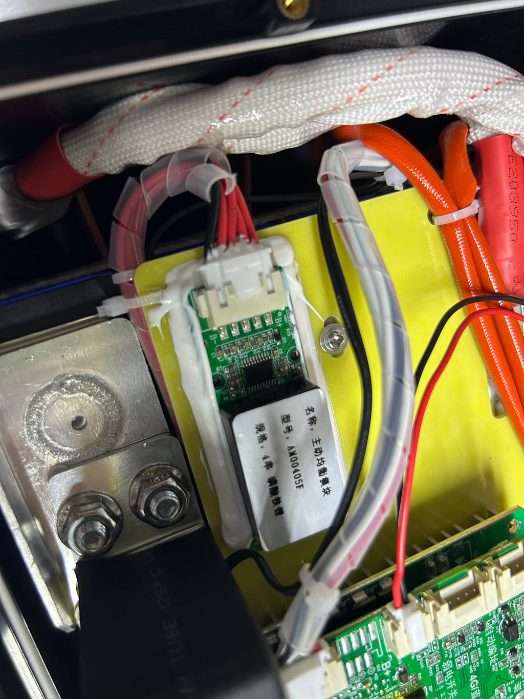 JU-12200 LiFePO₄ 12V Akku – 200Ah Lithium-Batterie mit Victron-Kommunikation, Zugriffsschutz