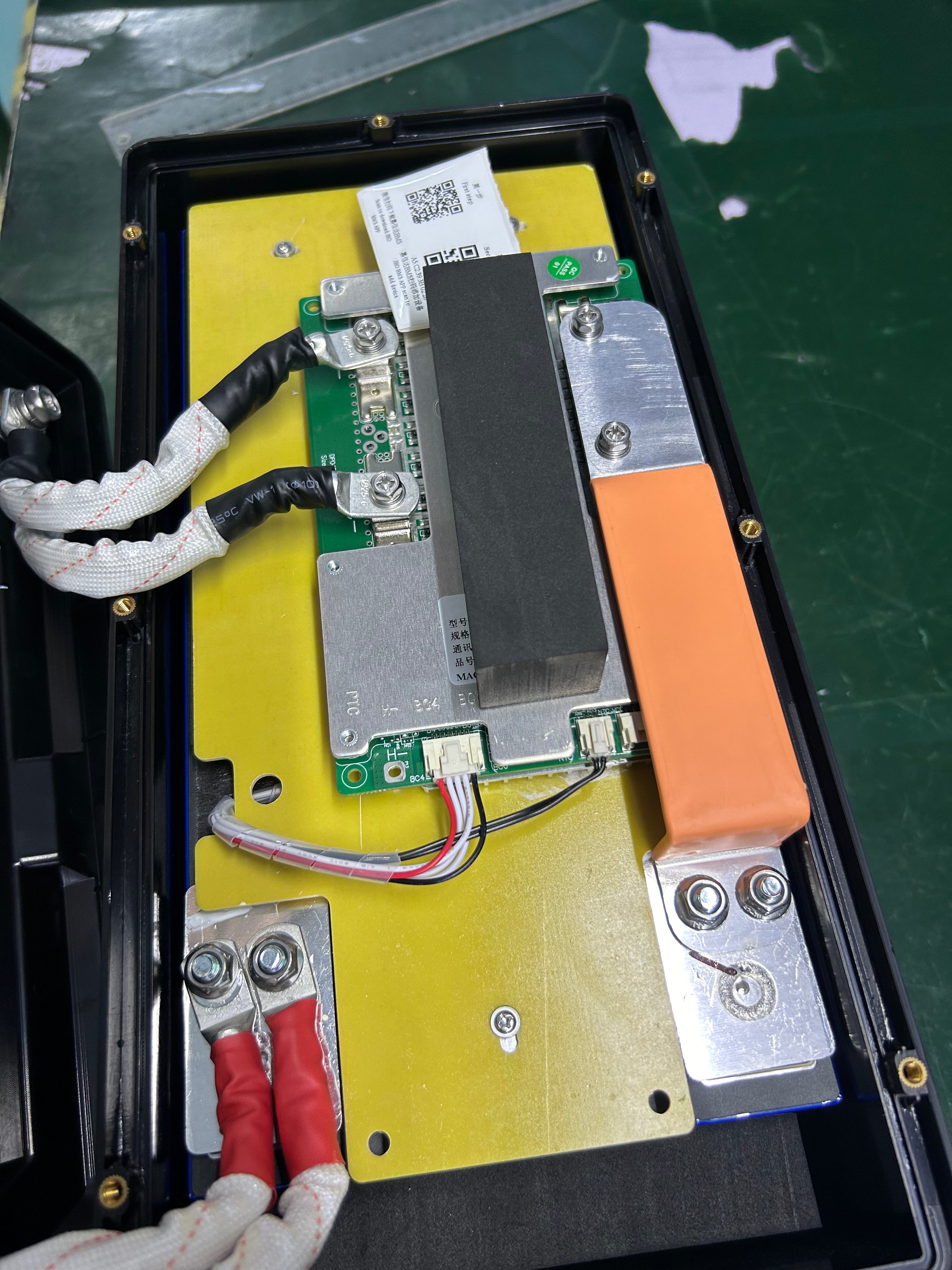 JU-12200 LiFePO₄ 12V Akku – 200Ah Lithium-Batterie mit Victron-Kommunikation, Zugriffsschutz