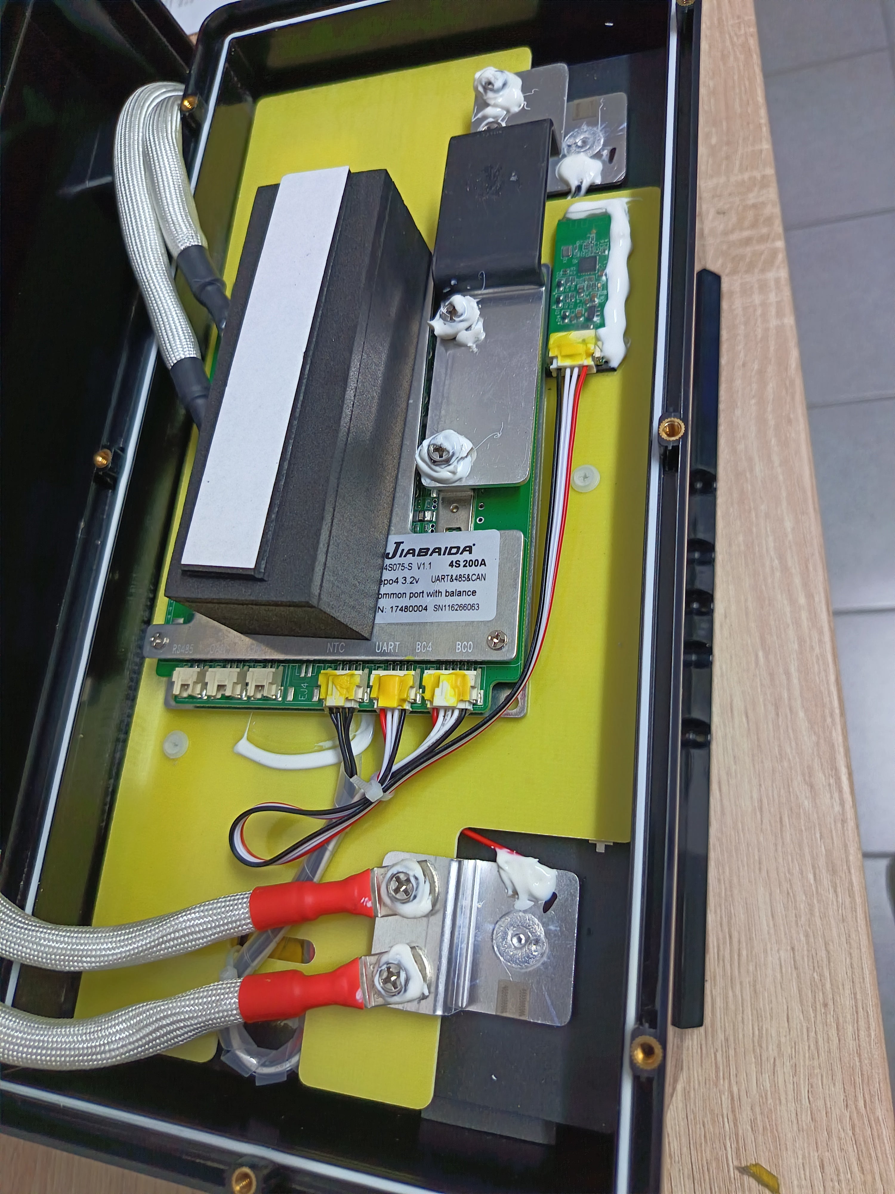 JUBE JU-12150 – LiFePO₄ 150Ah Wohnmobil Batterie im H8-Format und Zugriffsschutz