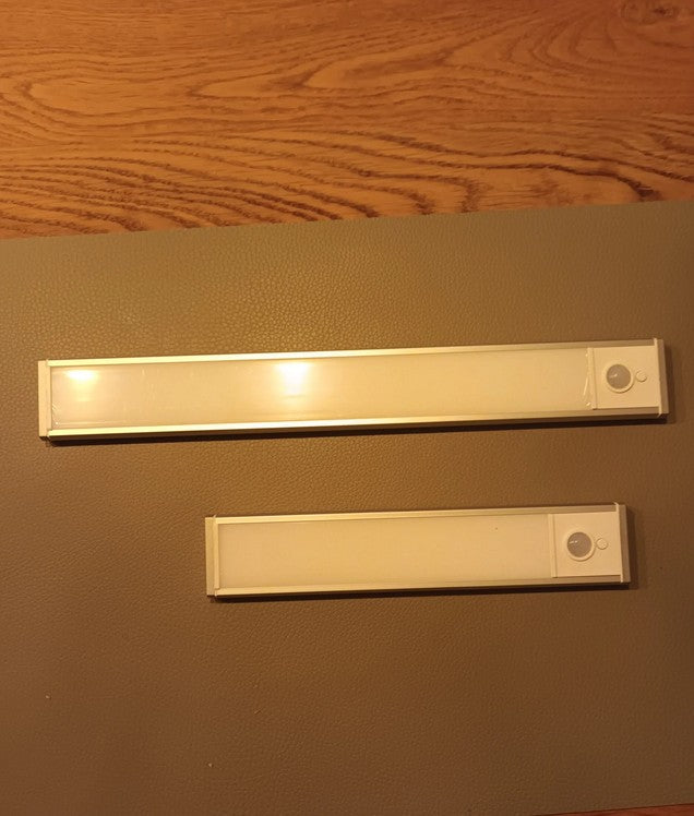 Ultradünne LED-Unterbauleuchte mit Bewegungssensor – magnetisch, kabellos, aufladbar (Nur echt mit 5 Farbmodi!) — 40cm