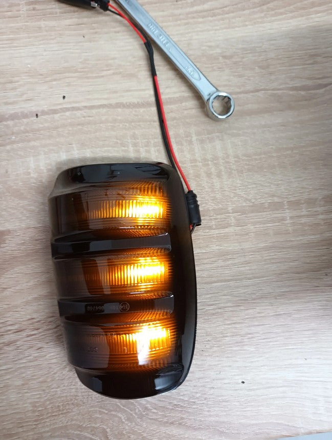 Ford Transit ab 2014 Dynamische LED-Spiegelblinker (Schwarz)